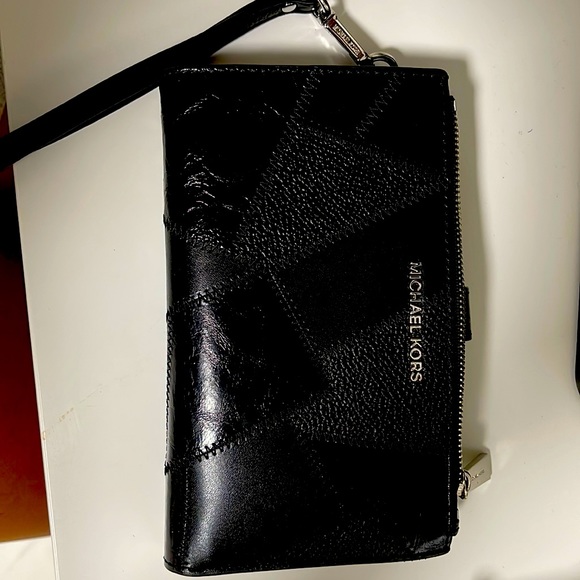 Michael Kors wristlet - Picture 1 of 3